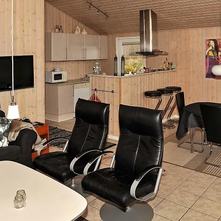 Vakantiehuis Four-bedroom Holiday In 2 *